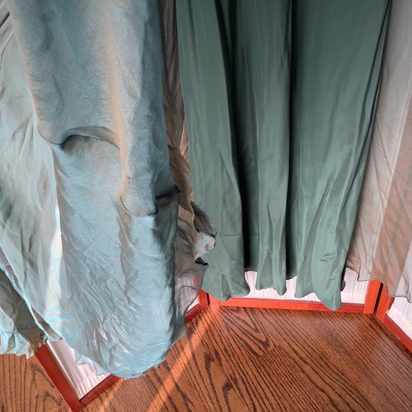 Carmen Marc Valvo 100% Silk Shimmering Green Long Evening Dress Y2K Size 4 - Picture 12 of 15